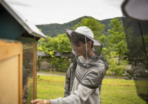 student beekeeping in croatia